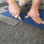 układanie płytek dywanowych