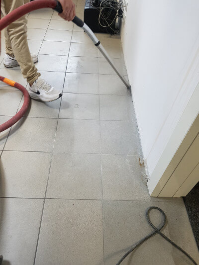 czyszczenie podłogi przed montażem płytek podłogowych